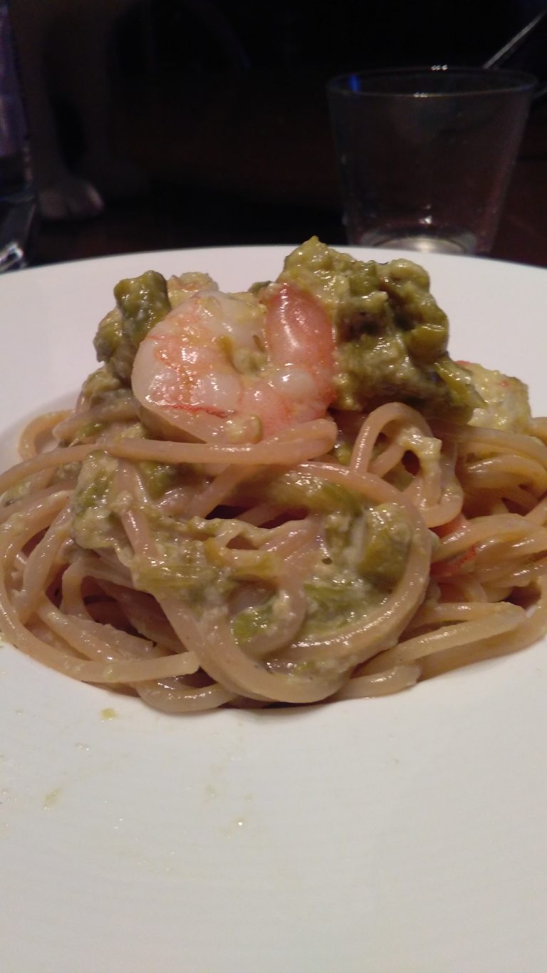 Spaghetti integrali con ragù di asparagi e gamberi