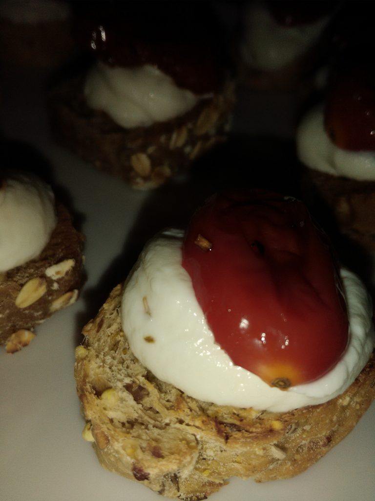 Crostini con ricotta di bufala e pomodorini caramellati