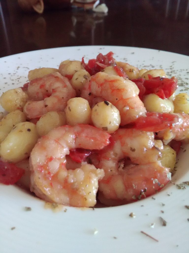Gnocchetti con peperoni rossi e gamberi