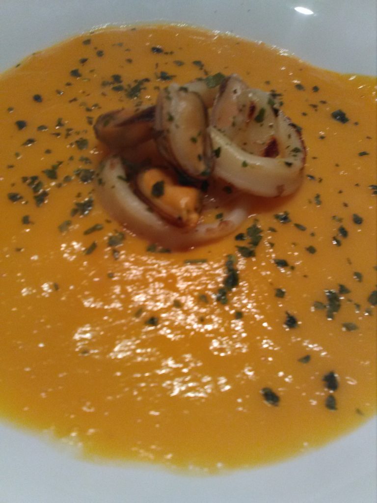 Vellutata di zucca con cozze e calamari grigliati