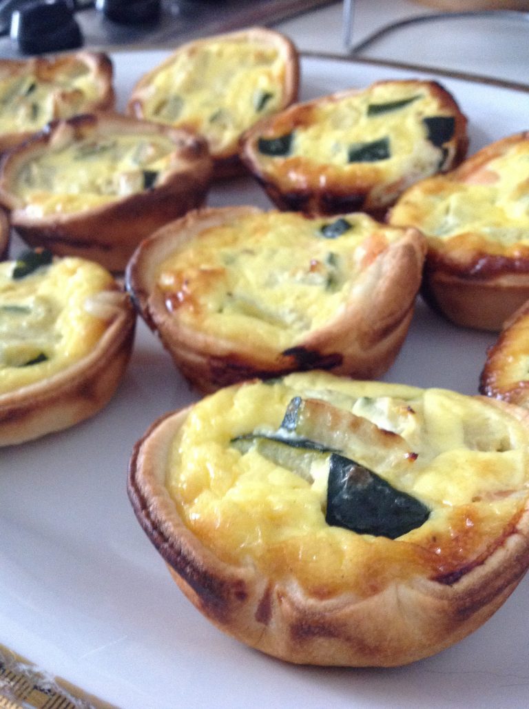 Mini quiches con salmone e zucchine