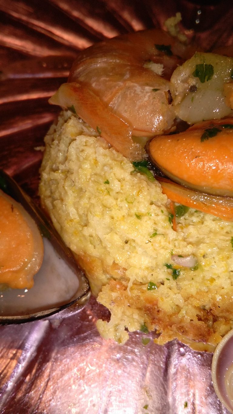 Sformatino di patate alla curcuma con frutti di mare