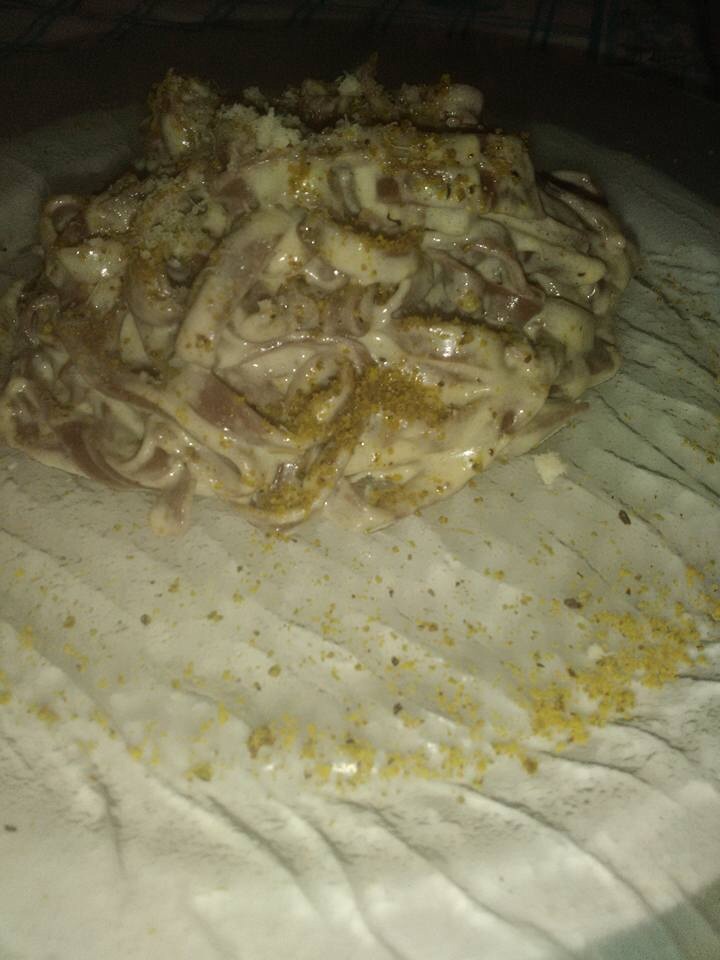 Fettuccine al cacao con crema di caprino, limone e pistacchi