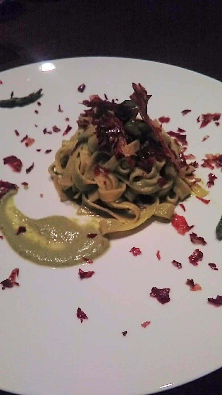 Tagliatelle, asparagi in due consistenze e crumble di speck