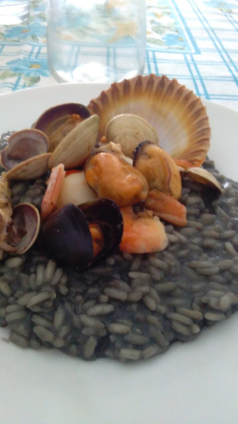 Risotto al nero di seppia con frutti di mare in guazzetto