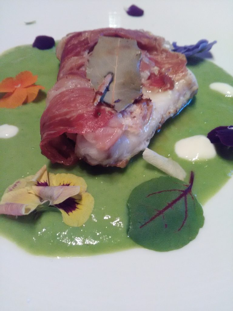 Saltimbocca di rana pescatrice su crema di piselli e yogurt.