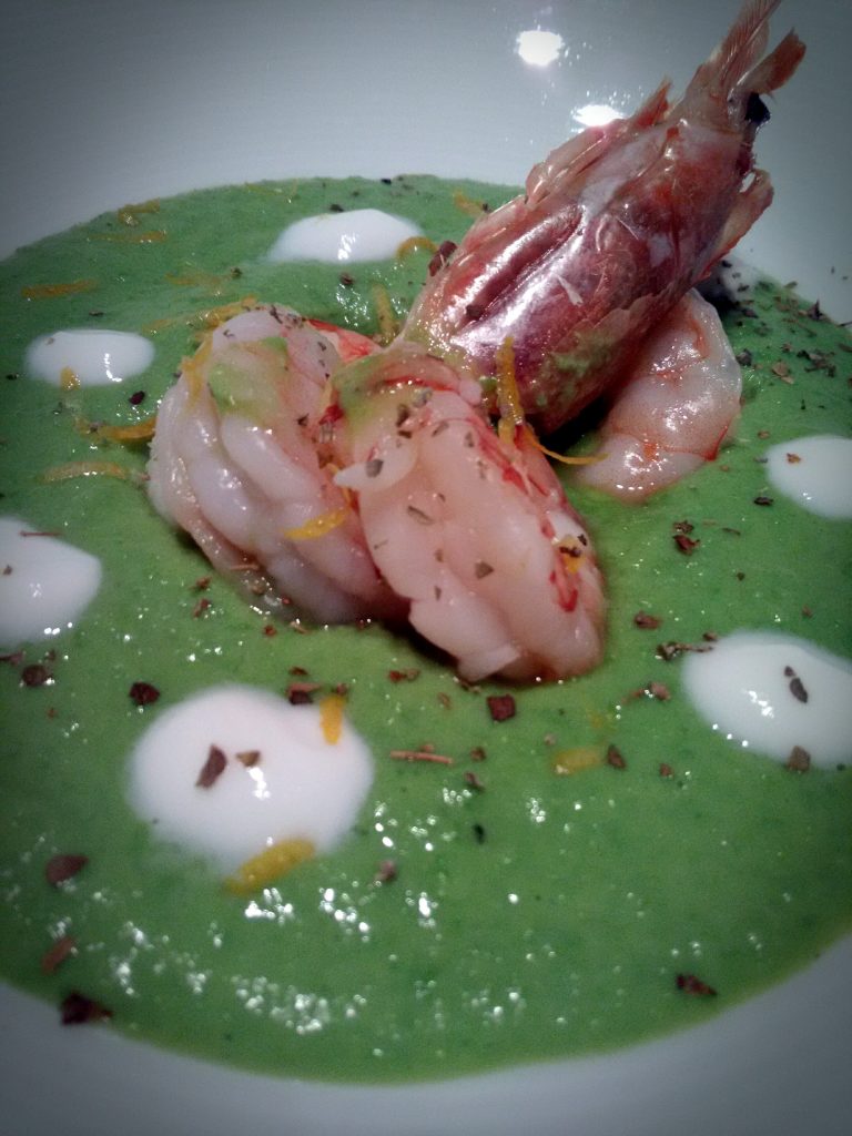 Vellutata di zucchine, yogurt gamberi e zest di arancia