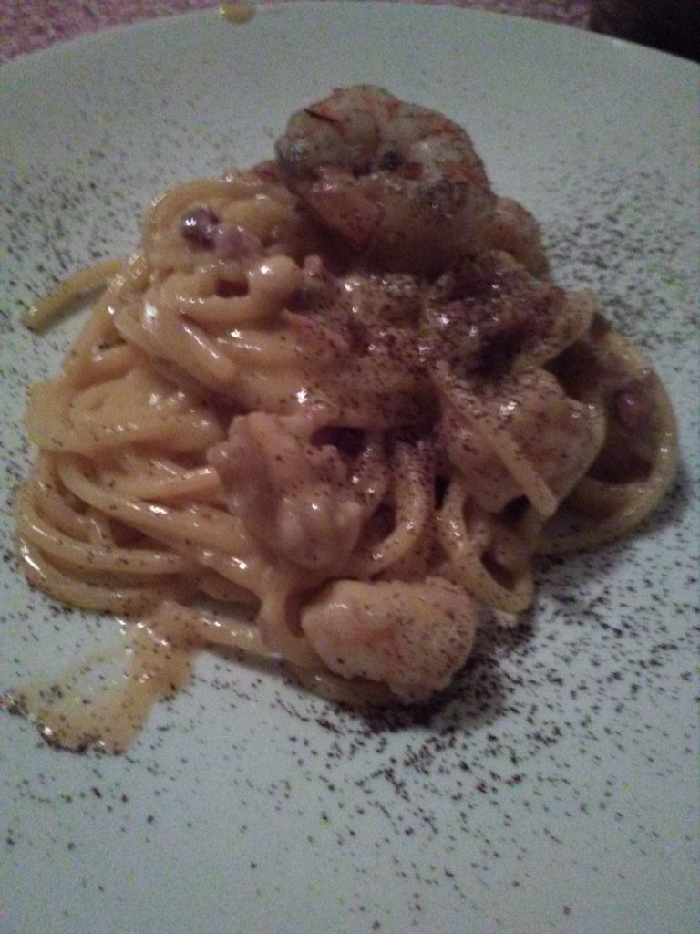 Spaghetto quadrato in carbonara di gamberi e polvere di caffè