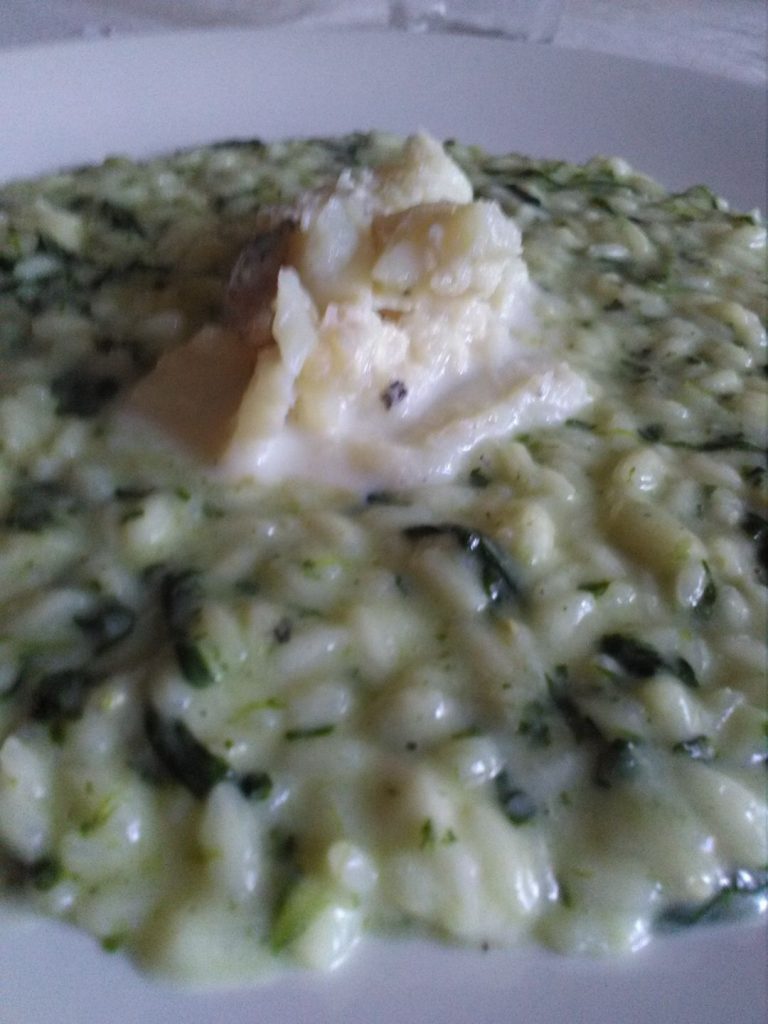 Risotto con spinacini, toma piemontese e baccalà mantecato al latte di mandorla
