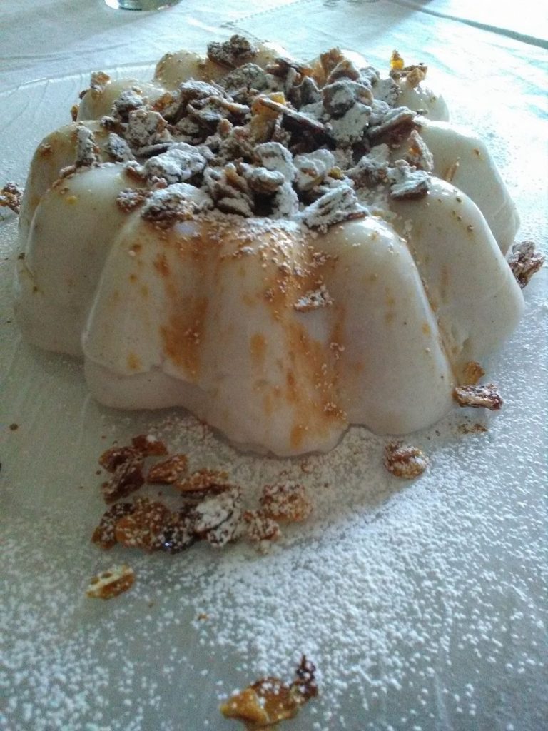 Biancomangiare alla cannella con crumble di mandorle caramellate