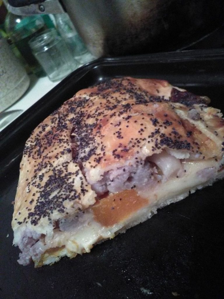 Strudel salato con cavolfiore violetto zucca e provola affumicata
