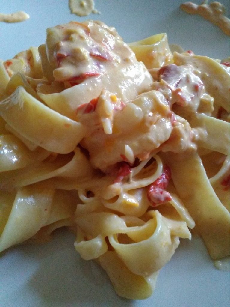 Tagliatelle ai peperoni di due colori e due consistenze con code di gambero