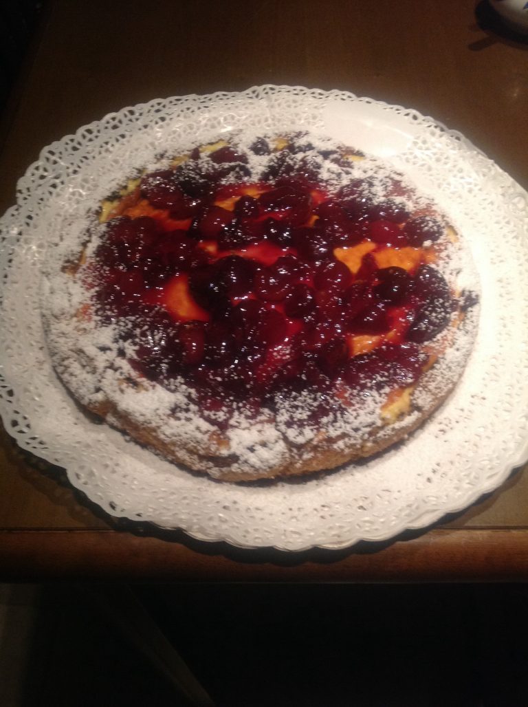 Cheesecake allo zafferano con gelatina di ciliegie
