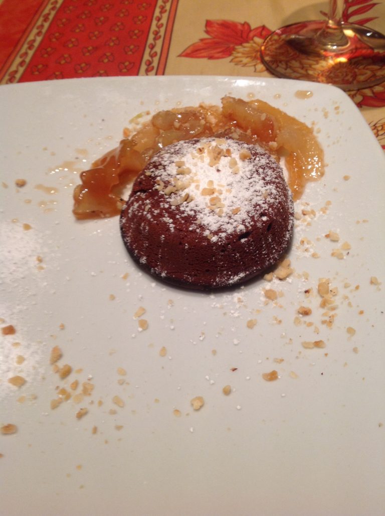 Tortino al cioccolato dal cuore morbido con pere caramellate