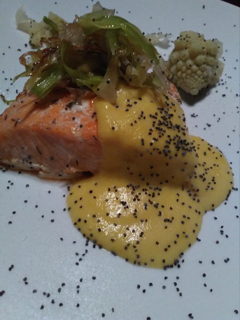 Salmone al forno zabaione agli agrumi e porri confit