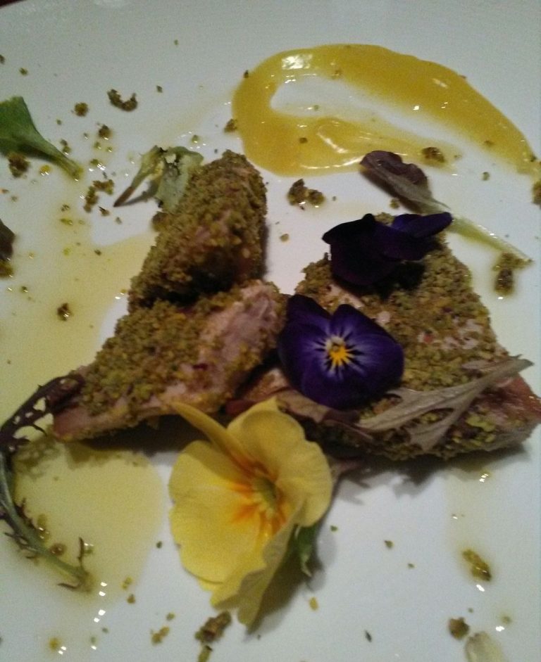 Tonno scottato in crosta di pistacchi con salsa all’arancia