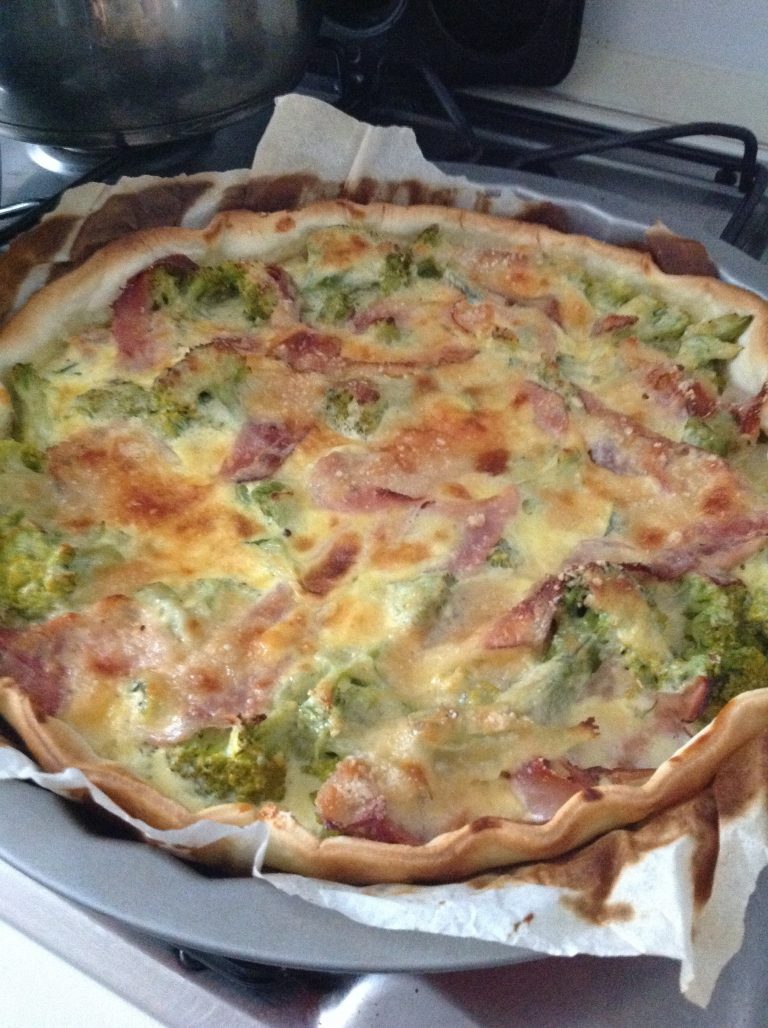 Quiche con prosciutto di Praga broccoletti e panna acida