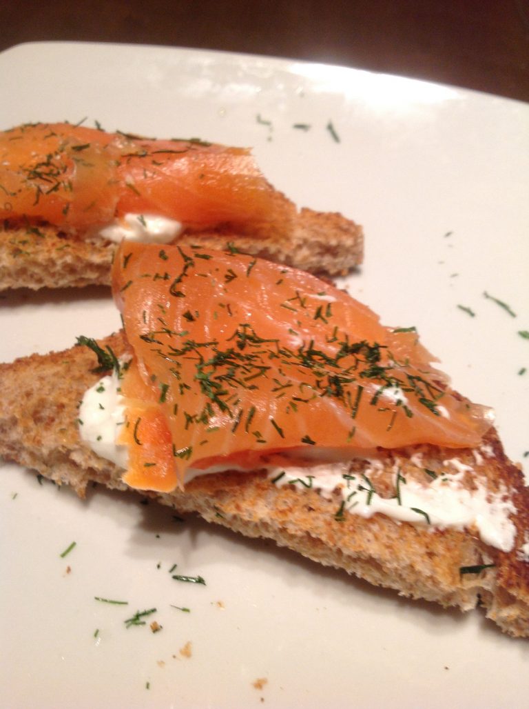Crostoni integrali con salmone marinato e crema di caprino all’aneto
