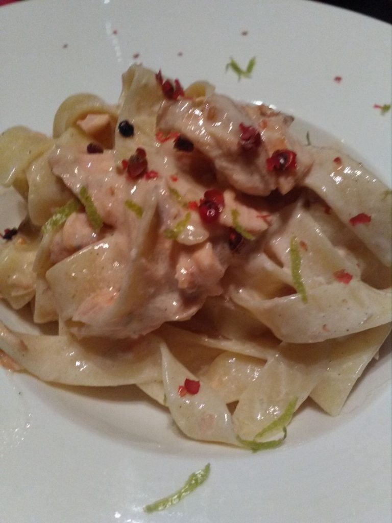 Tagliatelle con salmone fresco, lime e pepe rosa