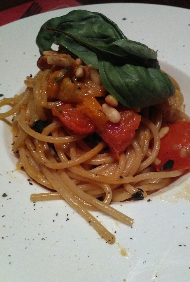 Spaghetto integrale con pomodorini colorati, basilico e pinoli tostati