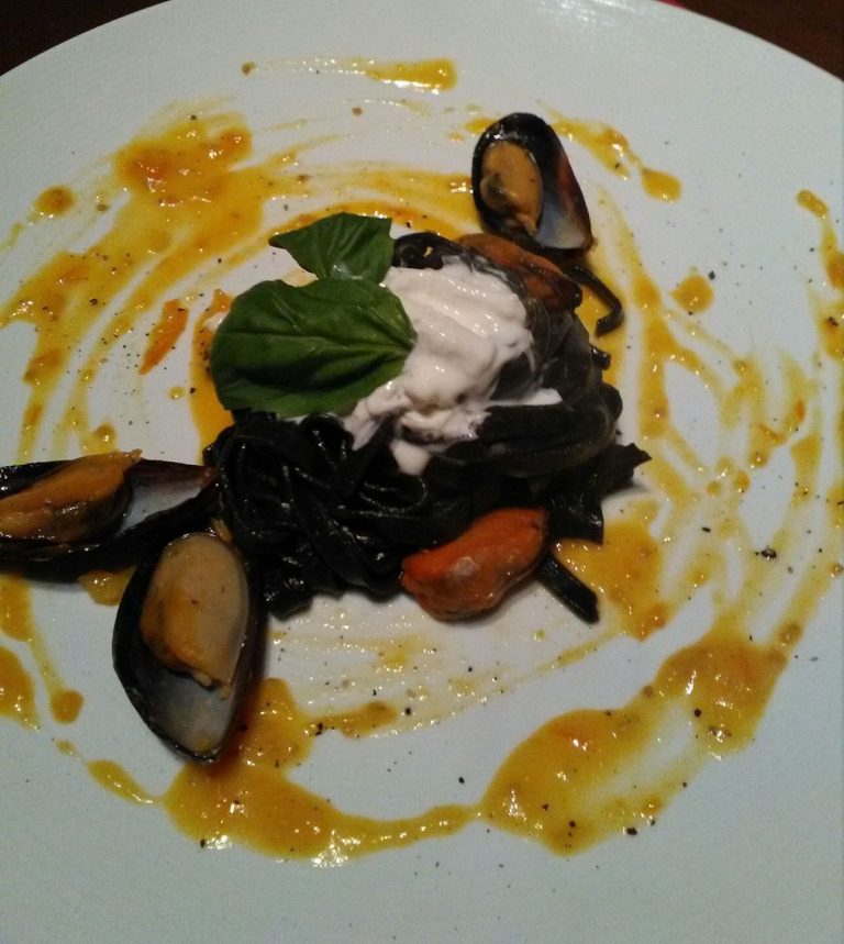 Tagliatelle al nero di seppia con cozze burrata e coulisse di pomodorini gialli