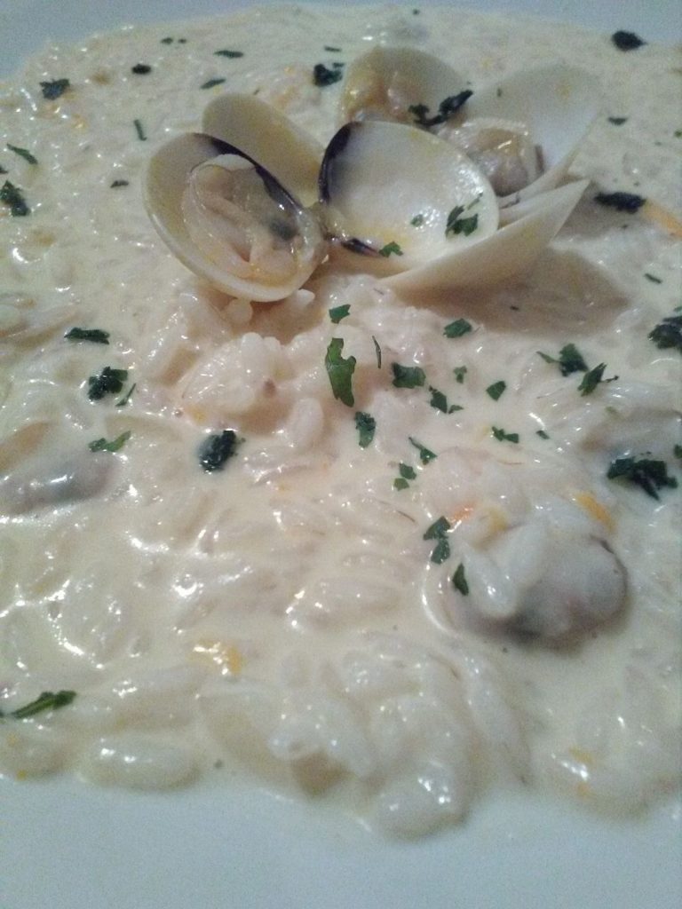 Risotto con vongole, burrata e crema di pomodorini gialli