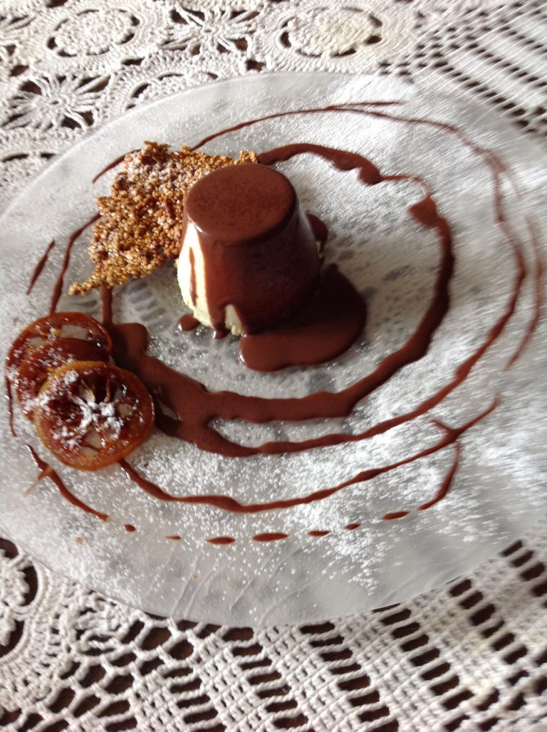 Budino al pistacchio, salsa al cioccolato fondente, limoni caramellati e croccante al sesamo