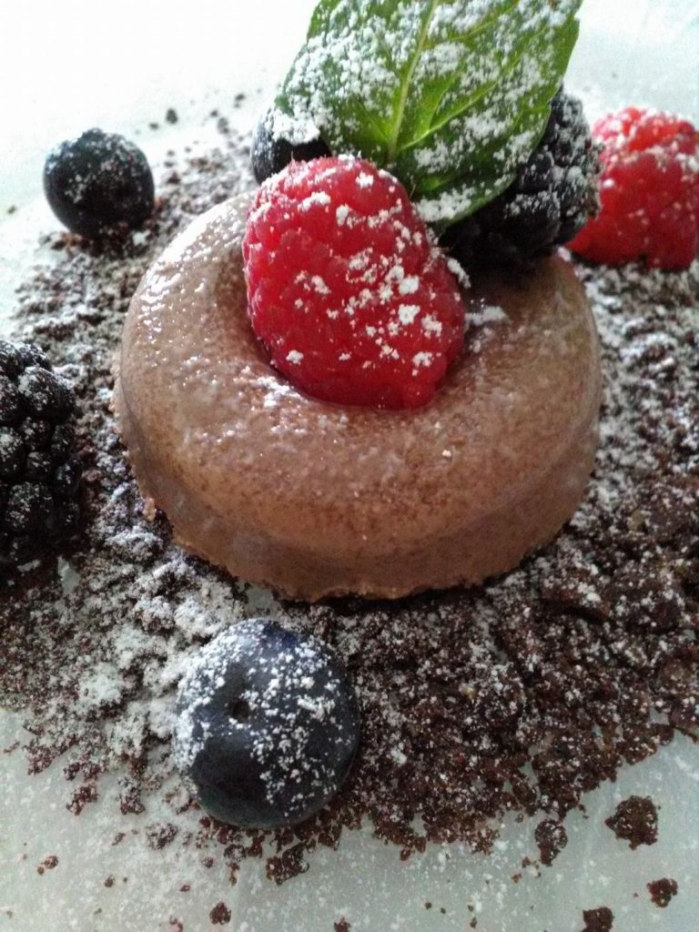 La delizia del bosco: ciambelline di pannacotta al fondente, crumble al cacao e frutti di bosco