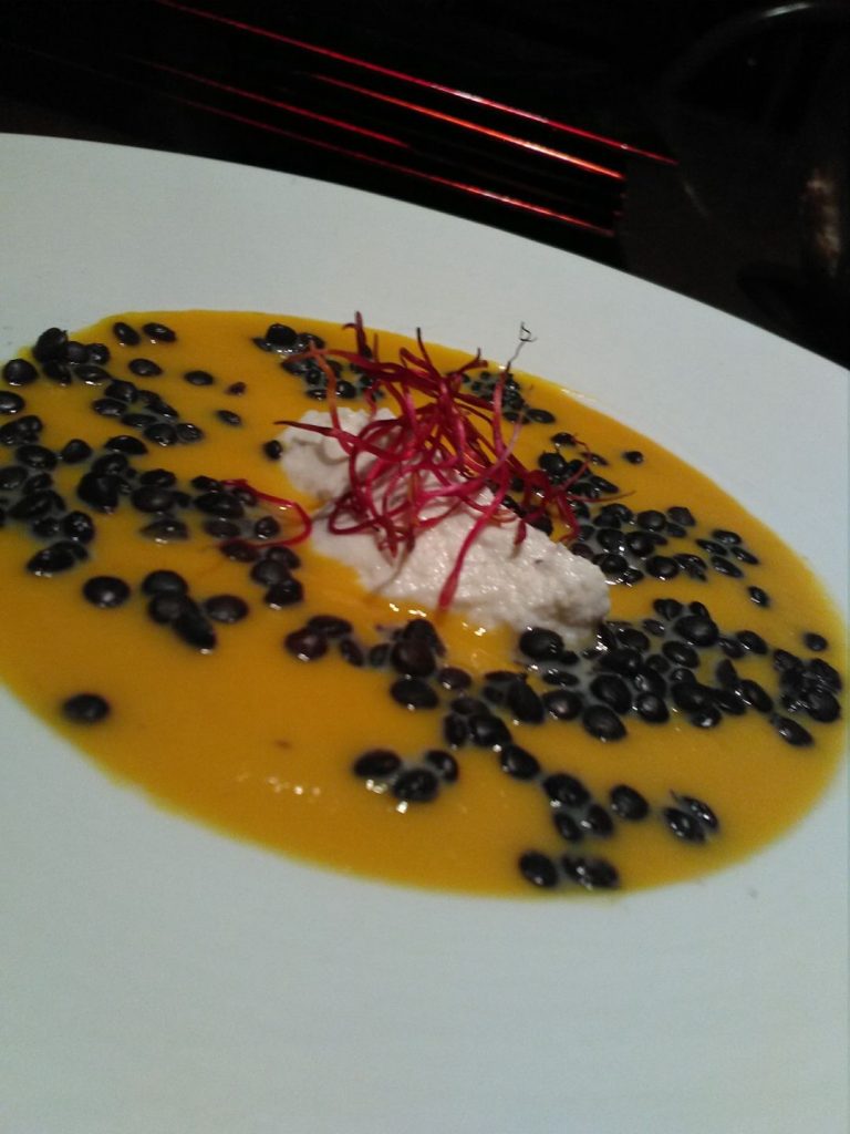 Crema di zucca, ricotta, lenticchie nere e germogli