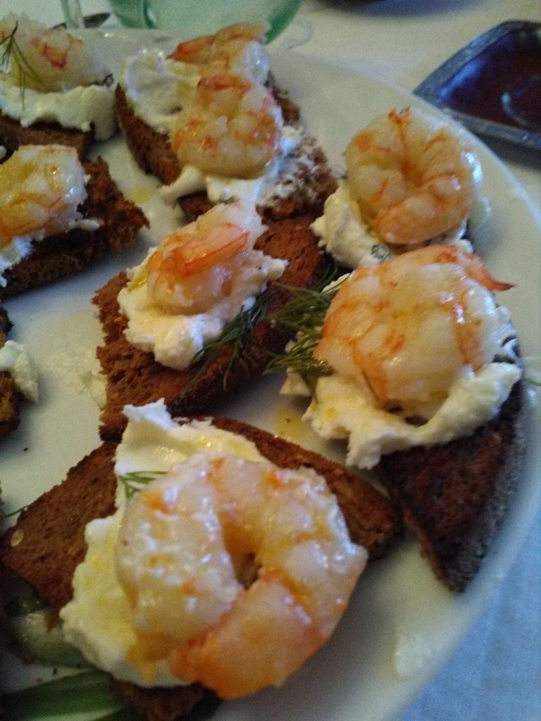 Crostini di pane ai 5 cereali con caprino mantecato all’olio e code di gambero
