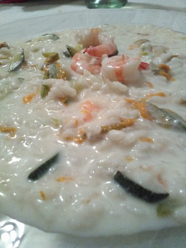 Risotto con zucchine, fiori, gamberi burrata e zest di arancia