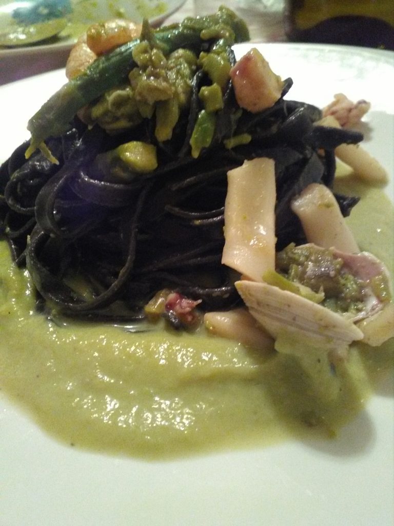 Nero di seppia, asparagi, la loro crema, vongole e calamaro