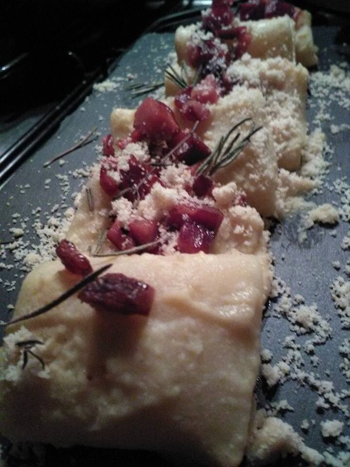Paccheri in crema di ceci con speck croccante polvere di nocciole e rosmarino