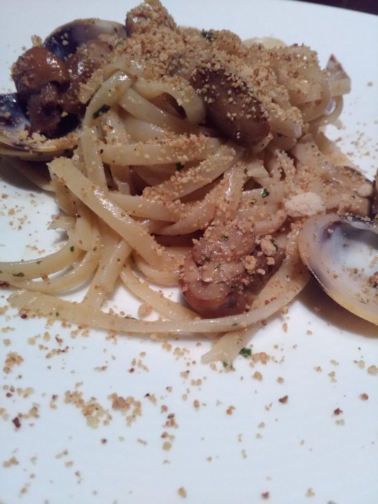 Linguine alle vongole con melanzane e crumble di pane al profumo di timo
