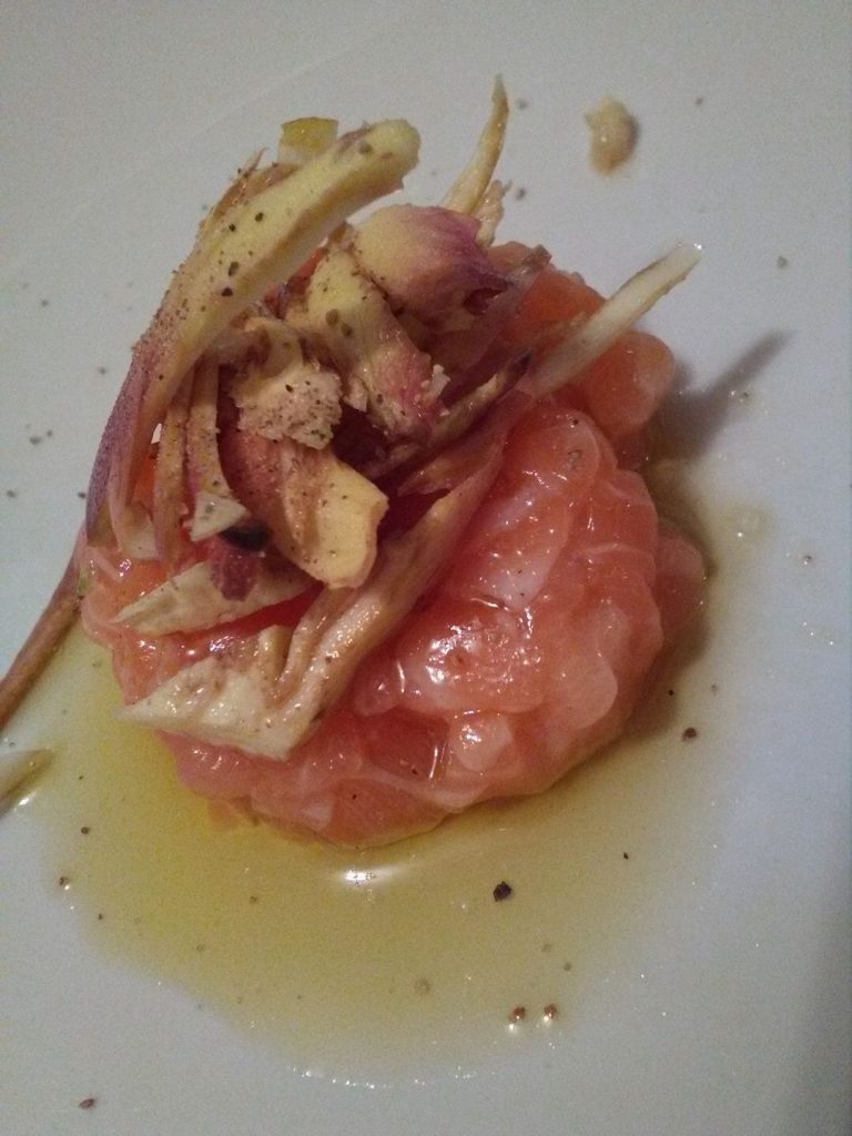 Tartare di salmone con crudo di carciofo
