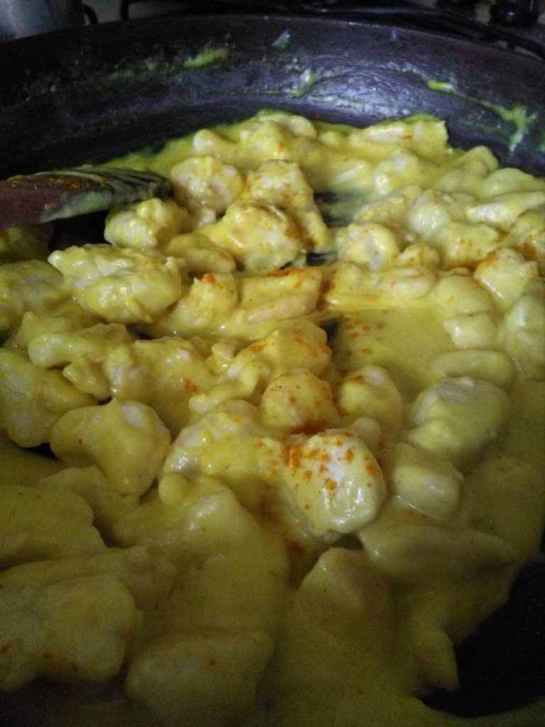 Pollo al curry con mandorle tostate
