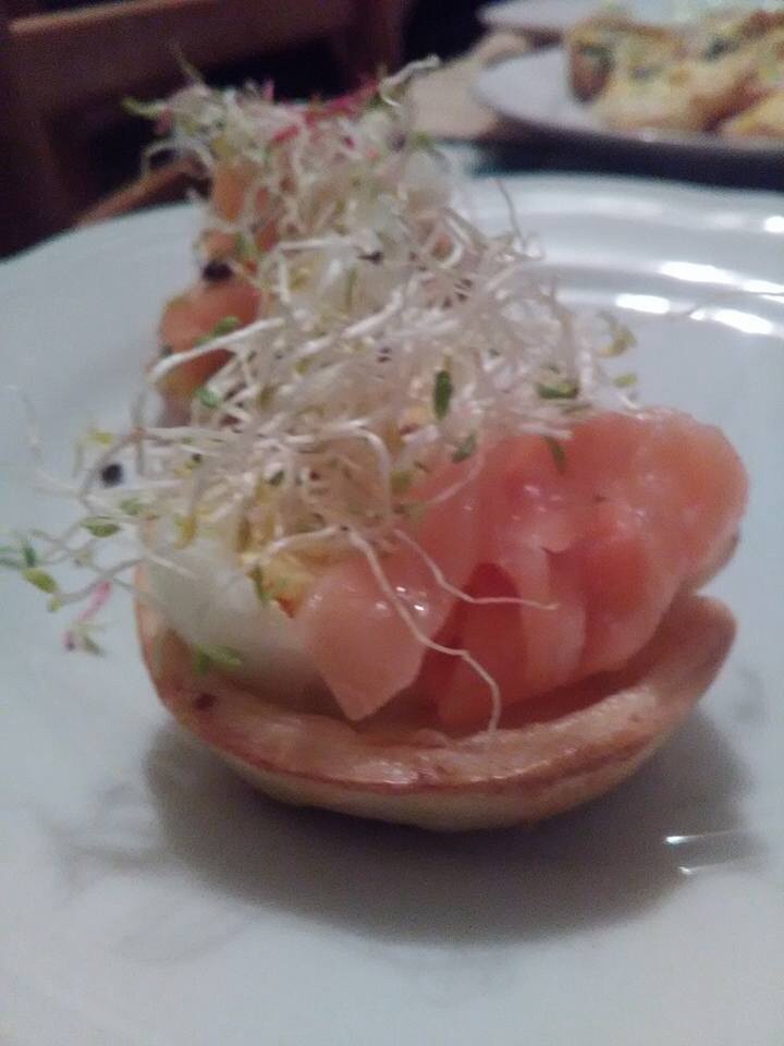 Piccole quiches con asparagi, zola, salmone affumicato e uovo di  quaglia