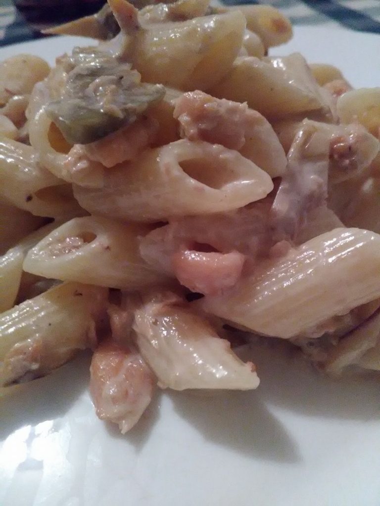 Pennette con salmone affumicato, carciofi, limone e mandorle