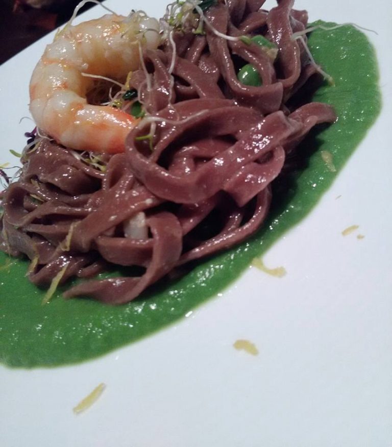 Tagliatelle al cacao, limone e gamberi su crema di piselli