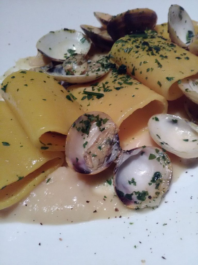 Paccheri allo zafferano, vongole e crema di cannellini