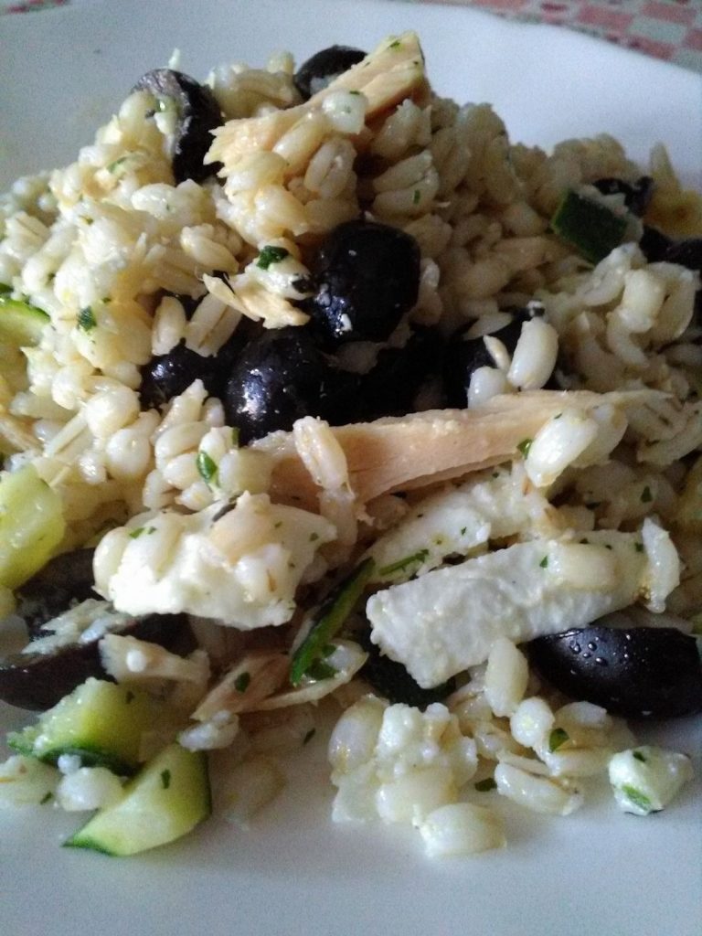 Insalata di orzo, zucchine, bufala, tonno e olive
