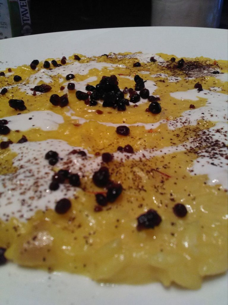 Risotto allo zafferano con stracciatella, polvere e perle di caffè