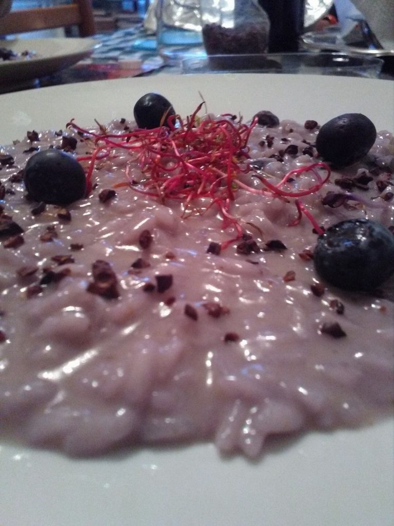 Risotto ai mirtilli, crescenza e fave di cioccolato
