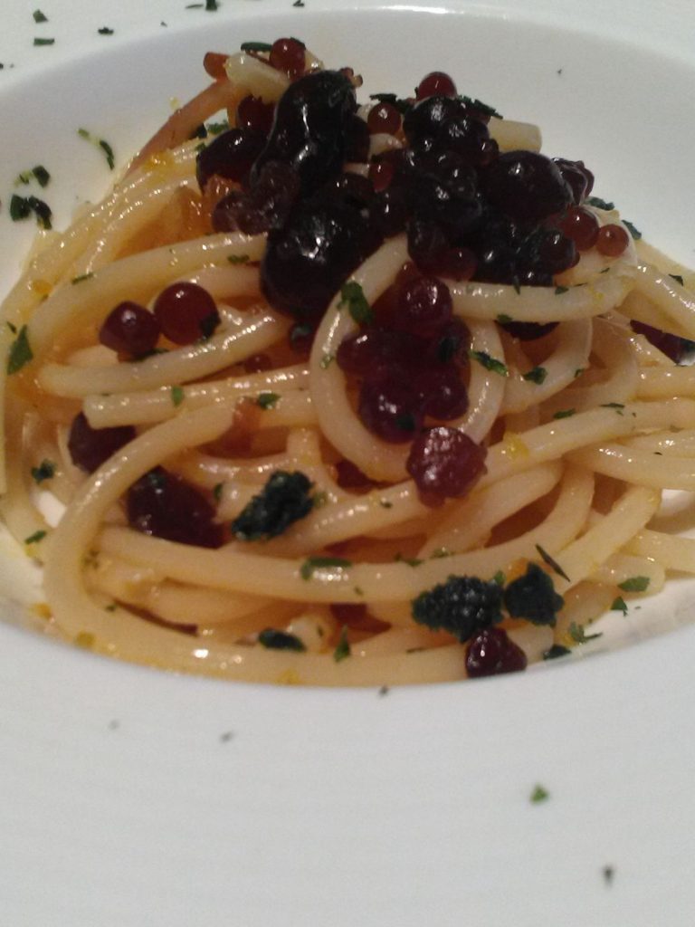 Spaghetti aglio e olio, bottarga e perle di caffè
