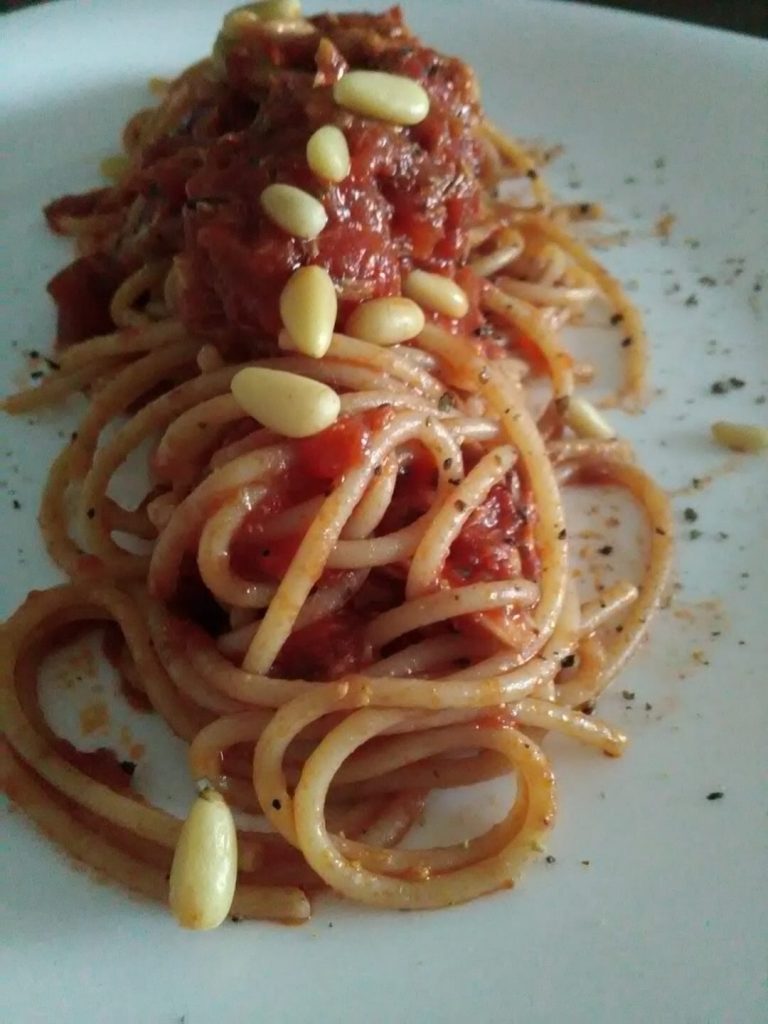 Spaghetti integrali con tonno, datterini e pinoli