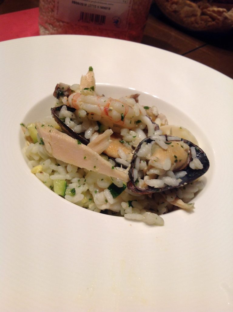 Insalata di riso alla pescatora con brumoise di zucchine