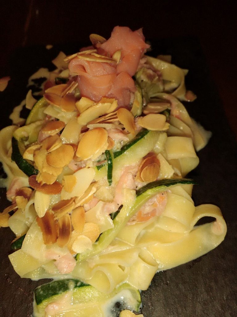 Tagliatelle con trota affumicata, julienne di zucchine e mandorle