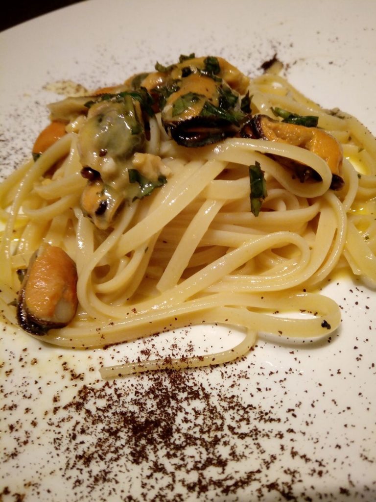 Linguine in carbonara di cozze e polvere di caffè
