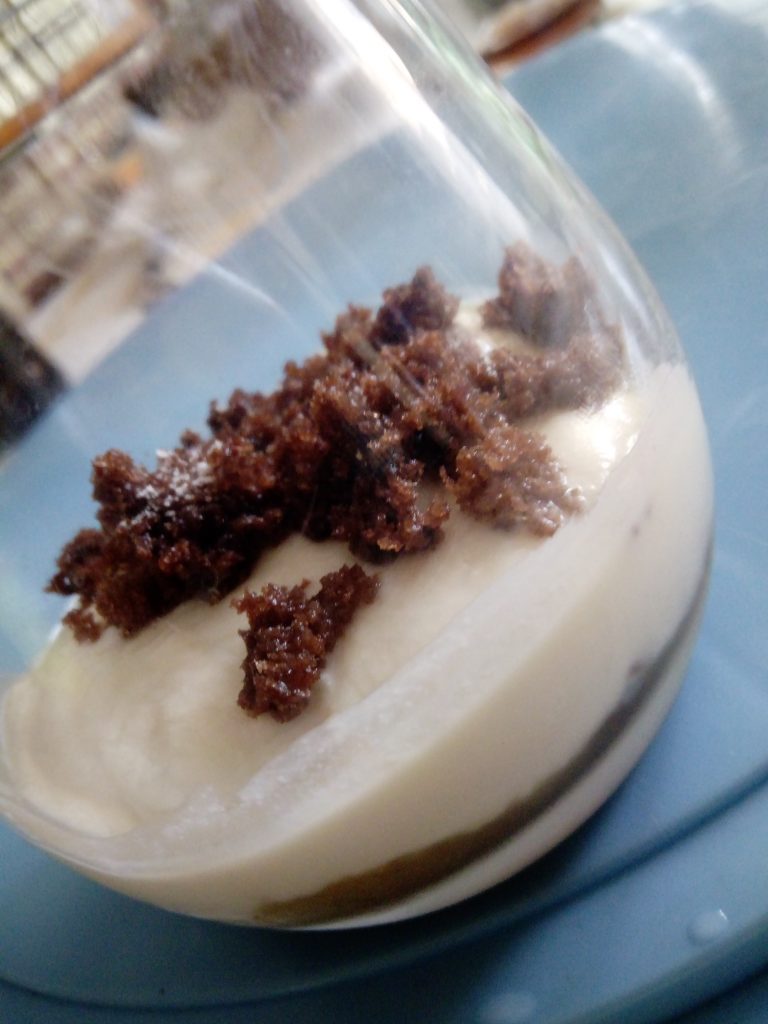 Dessert in coppa: biscotto al cacao e mandorle, composta di pera allo zenzero e mousse di ricotta
