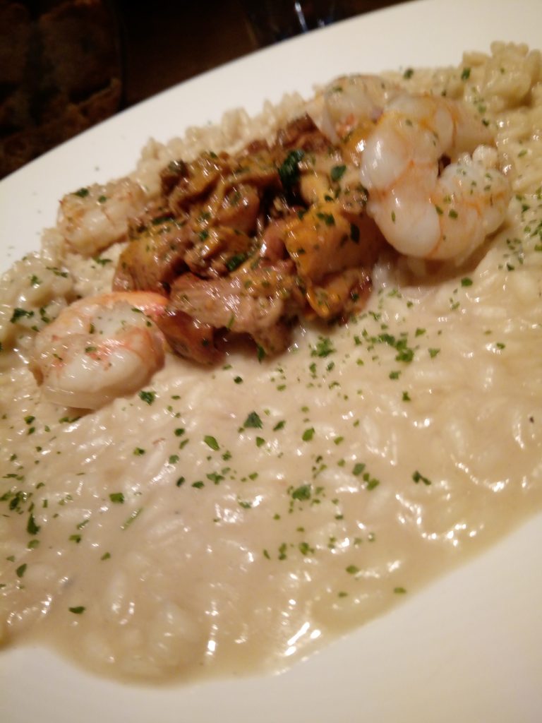 Risotto al Blue piemontese con ragù di finferli e gamberi